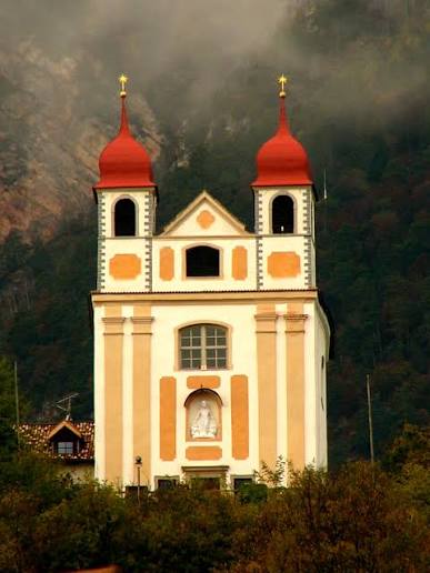 Fassade der Gleifkirche mit ihren beiden Türmen
